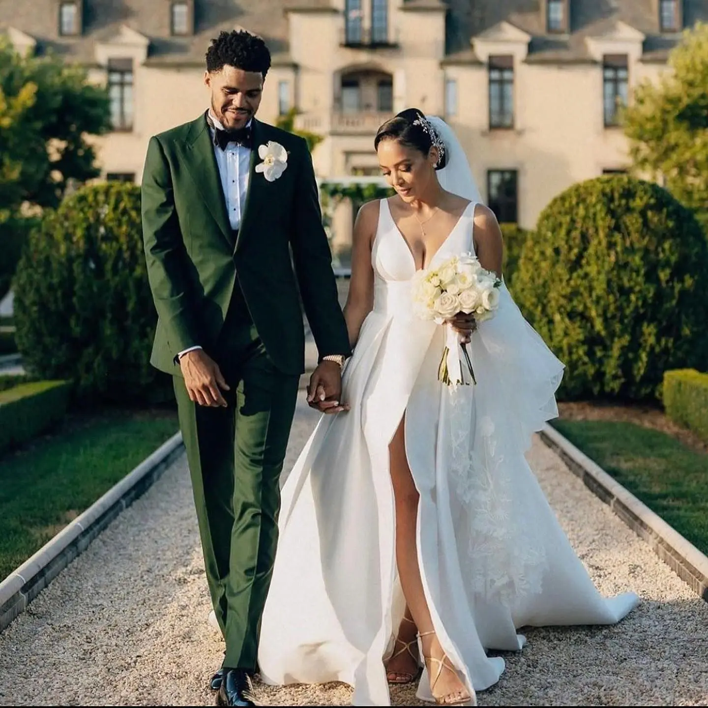 Новое поступление, зеленые мужские костюмы для свадебной вечеринки, строгие мужские смокинги с лацканами с пиком, индивидуальный комплект из 3 предметов: куртка + брюки + жилет
Новое поступление, зеленые мужские костюмы для свадебной вечеринки, строгие мужские смокинги с лацканами с пиком, индивидуальный комплект из 3 предметов: куртка + брюки + жилет