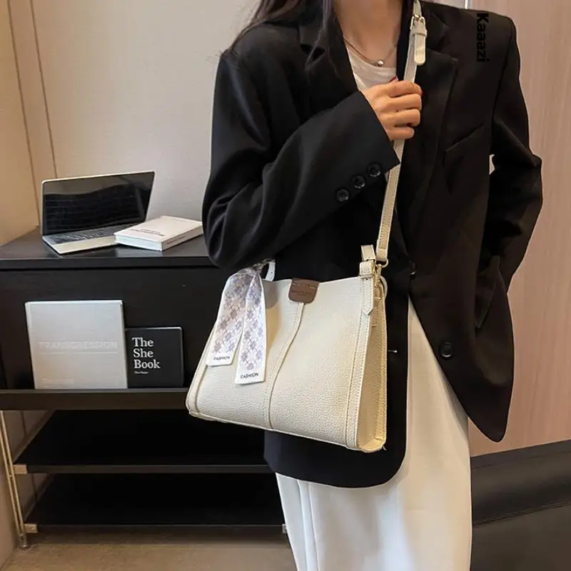 Luxury Brand Handbags Women Bucket Crossbody Bags Leather Designer Large Capacity Tote Shoulder Bag High Fashion 2023 Casuals
Luxury Brand Handbags Women Bucket Crossbody Bags Leather Designer Large Capacity Tote Shoulder Bag High Fashion 2023 Casuals