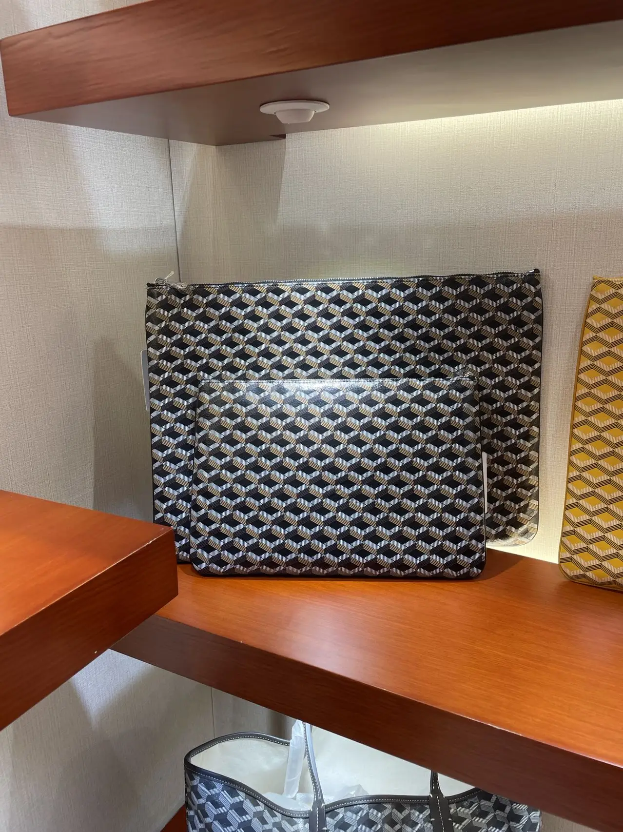 New handbags, star handbags with the same paragraph, with good neutral feel and zippers, can be used to put computers with high
New handbags, star handbags with the same paragraph, with good neutral feel and zippers, can be used to put computers with high
