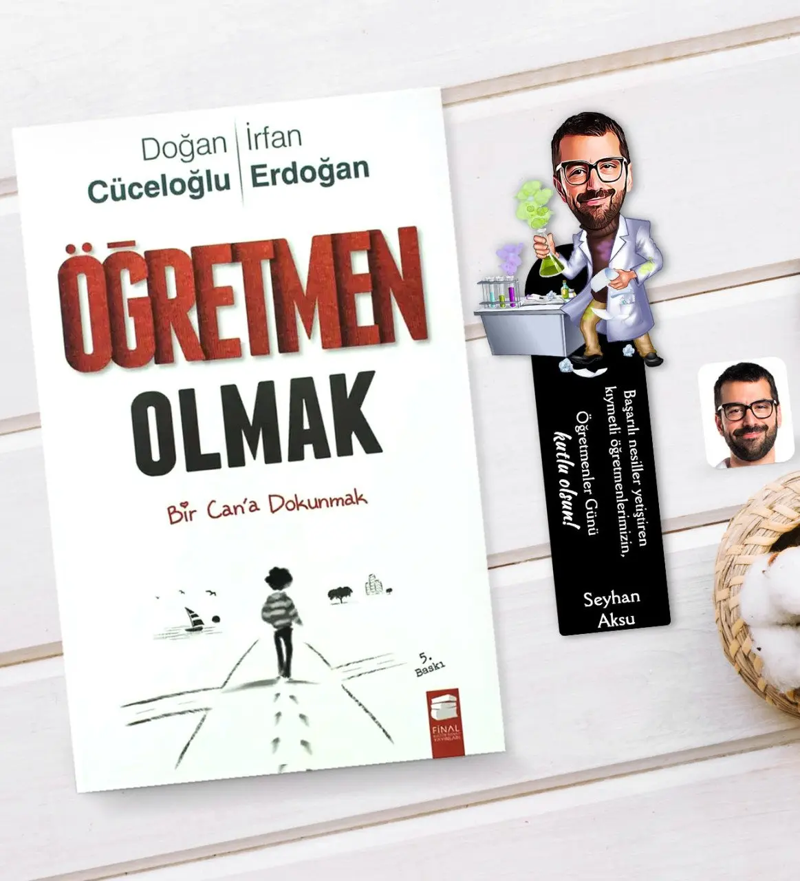 Персонализированная Мужская карикатура для учителя химической промышленности, деревянные книги и книги для учителей, подарок
Персонализированная Мужская карикатура для учителя химической промышленности, деревянные книги и книги для учителей, подарок