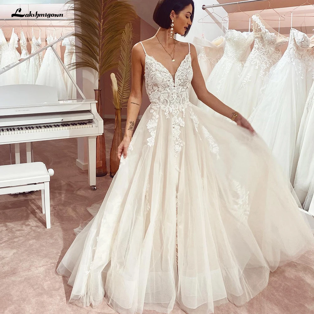 Белое свадебное платье Lakshmigown с V-образным вырезом и глубоким V-образным вырезом 
Белое свадебное платье Lakshmigown с V-образным вырезом и глубоким V-образным вырезом