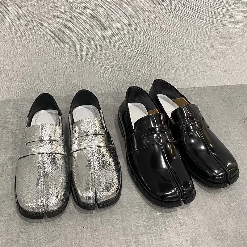 Туфли мужские демисезонные на плоской подошве, серебристые/черные, с разрезом
Туфли мужские демисезонные на плоской подошве, серебристые/черные, с разрезом