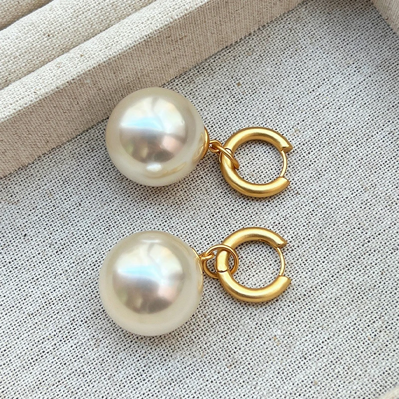 Light luxury senior sense of removable pearl earrings female 2023 new pop earrings fashion personality niche earrings
Light luxury senior sense of removable pearl earrings female 2023 new pop earrings fashion personality niche earrings