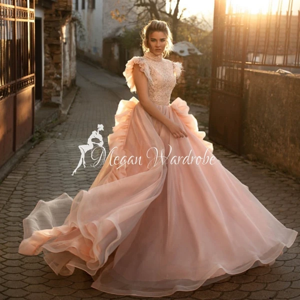 Elegant High Neck Lace Appliques Sleeveless Evening Gowns Women High Split A-Line Ruffled Long Tulle Dress With Feathers
Elegant High Neck Lace Appliques Sleeveless Evening Gowns Women High Split A-Line Ruffled Long Tulle Dress With Feathers