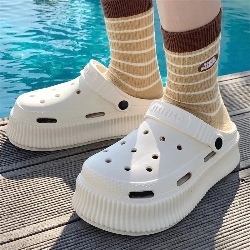 2023 New Thick Sole Platform Garden Shoes Women Soft Non-Slip Fashion Sandals Outdoor Casual Breathable Solid Color Woman Clogs
2023 New Thick Sole Platform Garden Shoes Women Soft Non-Slip Fashion Sandals Outdoor Casual Breathable Solid Color Woman Clogs