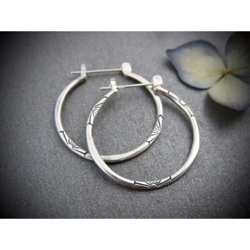 Fashion Reative Personality Silver Color Women's Earring Engraving Metal Pattern Hoop Earrings for Women Party Jewelry
Fashion Reative Personality Silver Color Women's Earring Engraving Metal Pattern Hoop Earrings for Women Party Jewelry