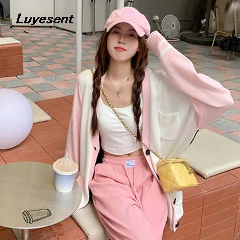 Женский кардиган с V-образным вырезом, однобортный трикотажный свитер контрастных цветов с карманами, осень 2023
Женский кардиган с V-образным вырезом, однобортный трикотажный свитер контрастных цветов с карманами, осень 2023