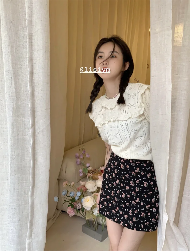 Korobov Hollow out design knitting crop top spring floral mini skirt Two-piece set vintage Korean fashion conjuntos de vestidos
Korobov Hollow out design knitting crop top spring floral mini skirt Two-piece set vintage Korean fashion conjuntos de vestidos