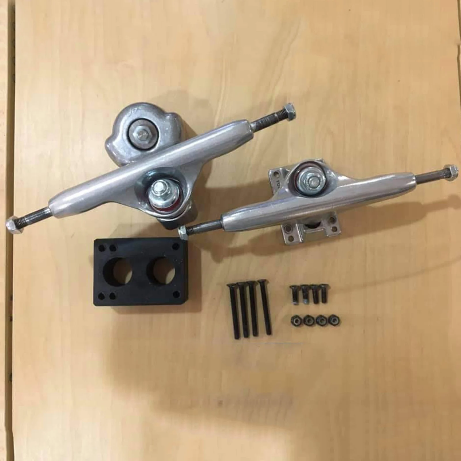 158 branded forged MID skateboard trucks 5.25 6.25 pro level original pro bushings skateboard bearings
158 branded forged MID skateboard trucks 5.25 6.25 pro level original pro bushings skateboard bearings