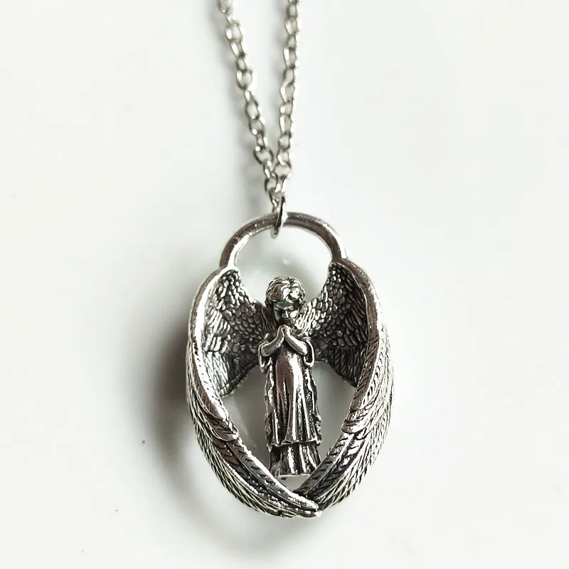 Retro angel wings necklace men and women trend personality feather wings sweater chain guardian angel pendant
Retro angel wings necklace men and women trend personality feather wings sweater chain guardian angel pendant