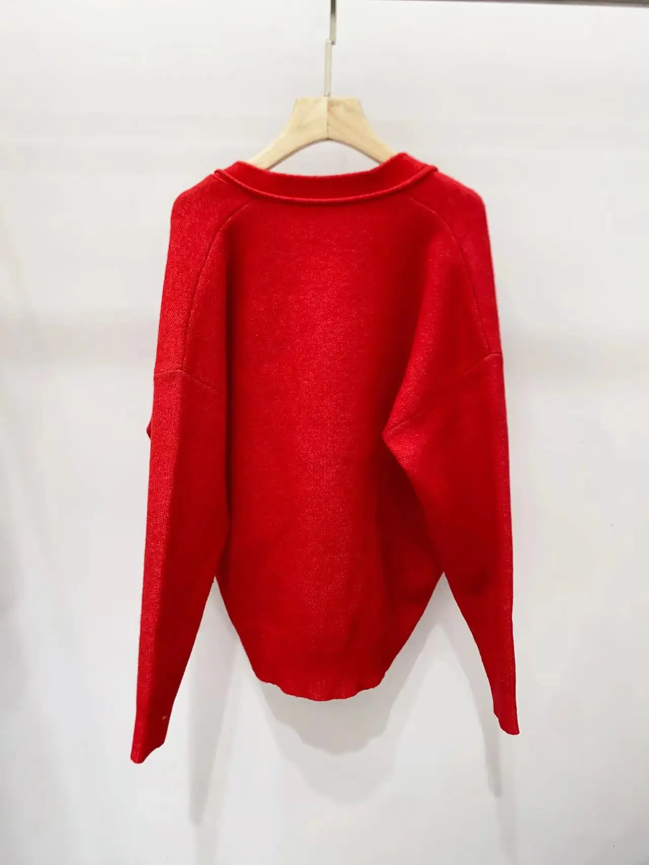 French Female V-Neck Long Sleeve Loose Single Breasted Elegant Sweater Women Letter Embroidery Decoration Cardigan Autumn 2023
French Female V-Neck Long Sleeve Loose Single Breasted Elegant Sweater Women Letter Embroidery Decoration Cardigan Autumn 2023