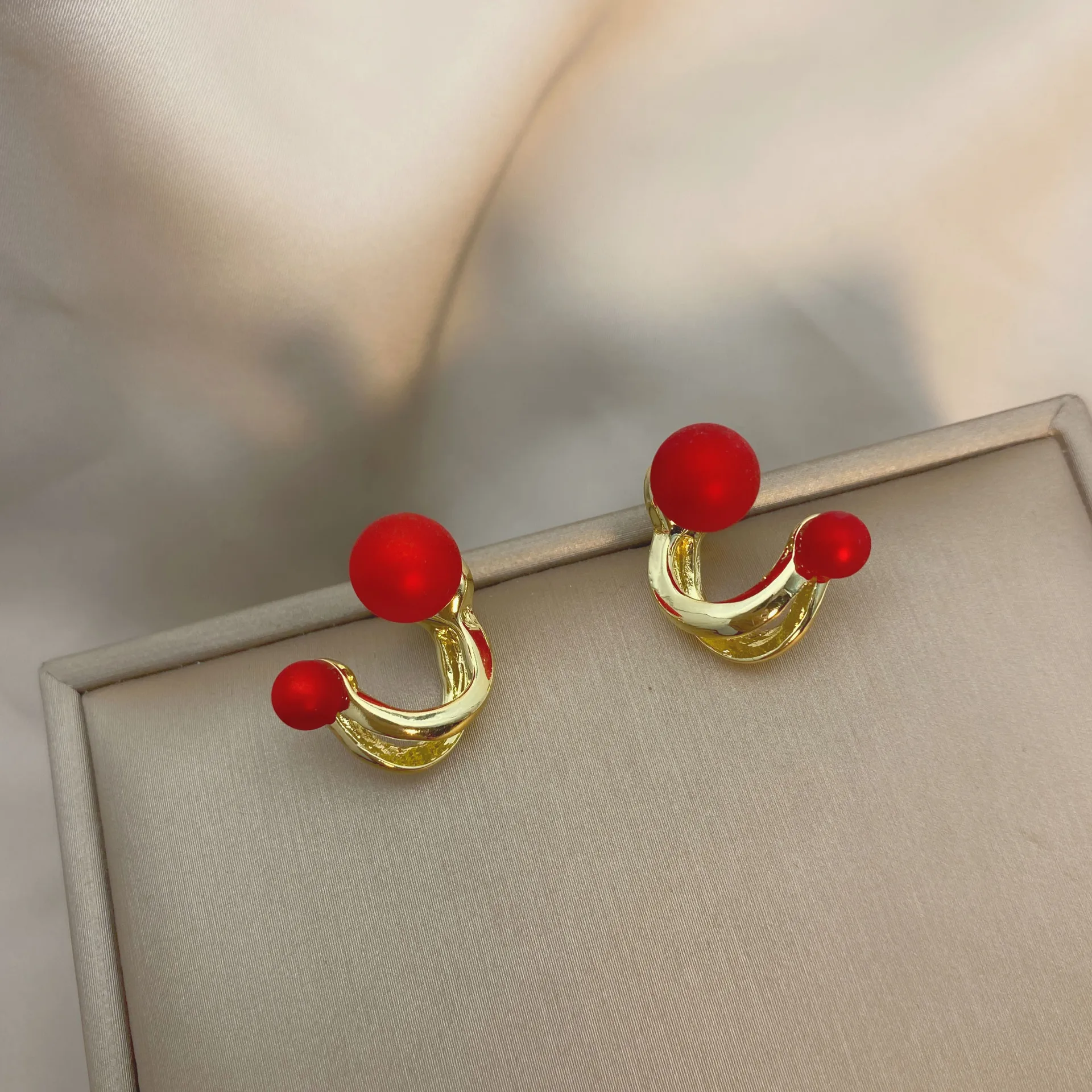 Pearl Earrings 2021 new fashion earrings Female Minority design temperament French light luxury high sense Earrings
Pearl Earrings 2021 new fashion earrings Female Minority design temperament French light luxury high sense Earrings