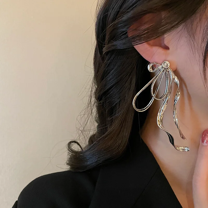 Individualized Exaggerated Earrings For Women Simple Geometric Bowknot Earring Stud Evening Party Earring Fashion Jewelry
Individualized Exaggerated Earrings For Women Simple Geometric Bowknot Earring Stud Evening Party Earring Fashion Jewelry
