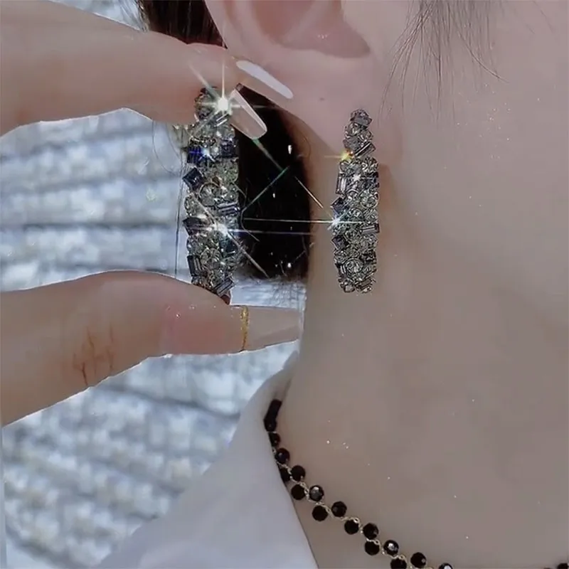 2023 New Exaggerated Shine Rhinestone Zircon Big Circle Hoop Earrings for Women Golden Plating Fashion Vintage Earrings Jewelry
2023 New Exaggerated Shine Rhinestone Zircon Big Circle Hoop Earrings for Women Golden Plating Fashion Vintage Earrings Jewelry