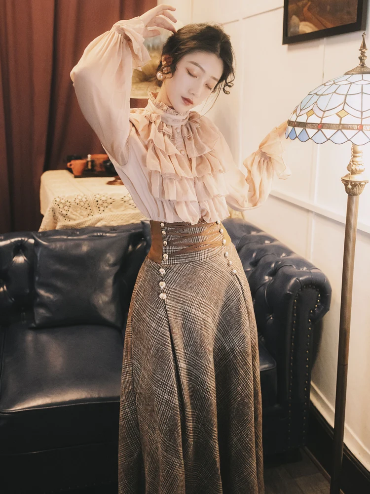 Retro Stand-up Collar Puff Sleeve Bottoming Shirt Lotus Leaf Top High Waist with Straps Long Swing Skirt Suit
Retro Stand-up Collar Puff Sleeve Bottoming Shirt Lotus Leaf Top High Waist with Straps Long Swing Skirt Suit