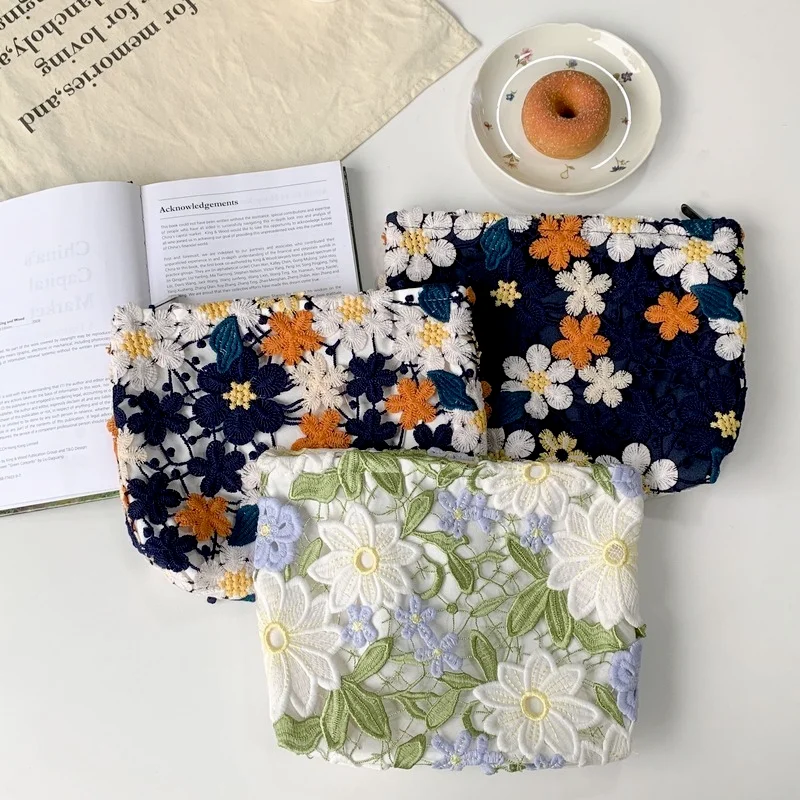 1pc 2022 New Large-capacity Embroidery Floral Lace Cosmetic Bag Women Portable Makeup Organizer Wash Bag Fashion Clutch Handbag
1pc 2022 New Large-capacity Embroidery Floral Lace Cosmetic Bag Women Portable Makeup Organizer Wash Bag Fashion Clutch Handbag