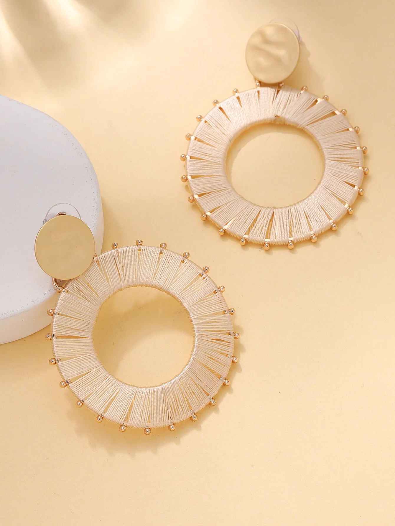 New Style Earrings for Women: European and American Circle White Earrings for Women Fashion Zircon Personality Circle Versatile
New Style Earrings for Women: European and American Circle White Earrings for Women Fashion Zircon Personality Circle Versatile