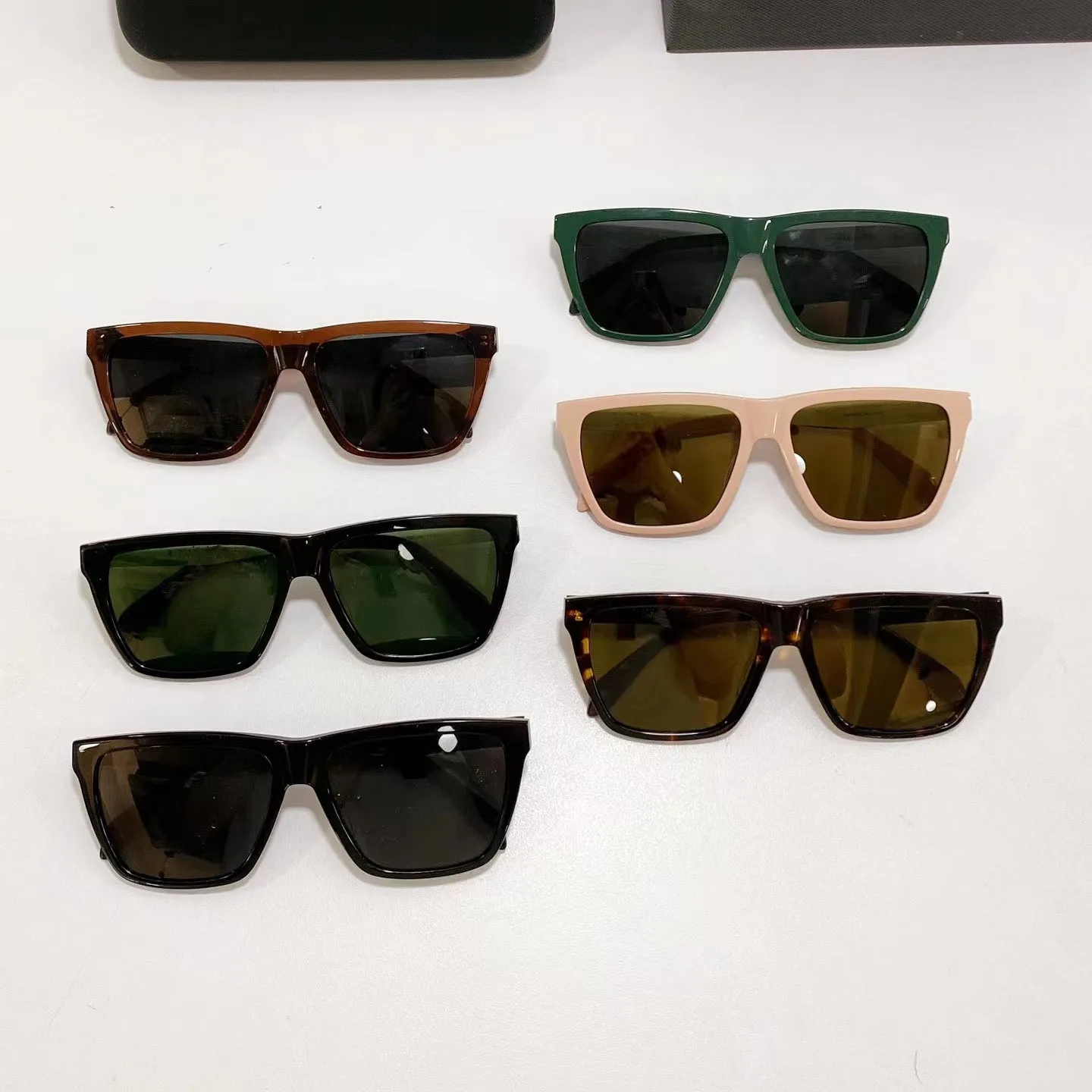 High-end women's glasses 2022 new retro style square lenses fashion thin legs UV protection sunglasses
High-end women's glasses 2022 new retro style square lenses fashion thin legs UV protection sunglasses