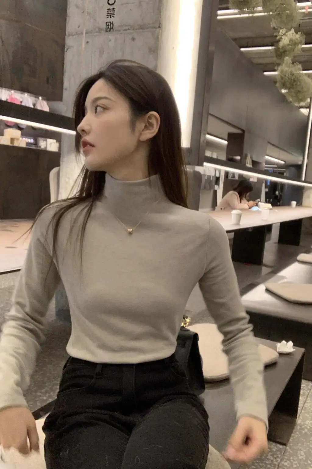 Solid color long-sleeved tops Women's bottoming shirts in autumn and winter wear slim and thin long-sleeved t-shirt tops
Solid color long-sleeved tops Women's bottoming shirts in autumn and winter wear slim and thin long-sleeved t-shirt tops