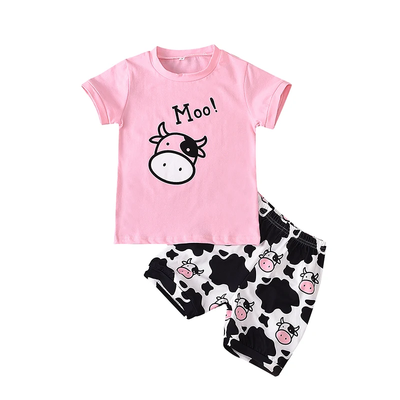 Детский костюм из двух предметов, футболка с коротким рукавом и круглым вырезом с коровьим принтом и шорты контрастных цветов на лето 
Детский костюм из двух предметов, футболка с коротким рукавом и круглым вырезом с коровьим принтом и шорты контрастных цветов на лето