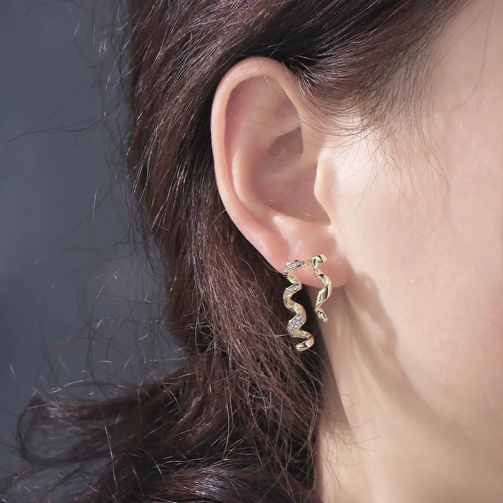 French Style Rhinestone Metal Silk Ribbon Earrings Light Luxury Elegant Golden Spiral Twisted Ear Studs Jewelry For Woman 
French Style Rhinestone Metal Silk Ribbon Earrings Light Luxury Elegant Golden Spiral Twisted Ear Studs Jewelry For Woman