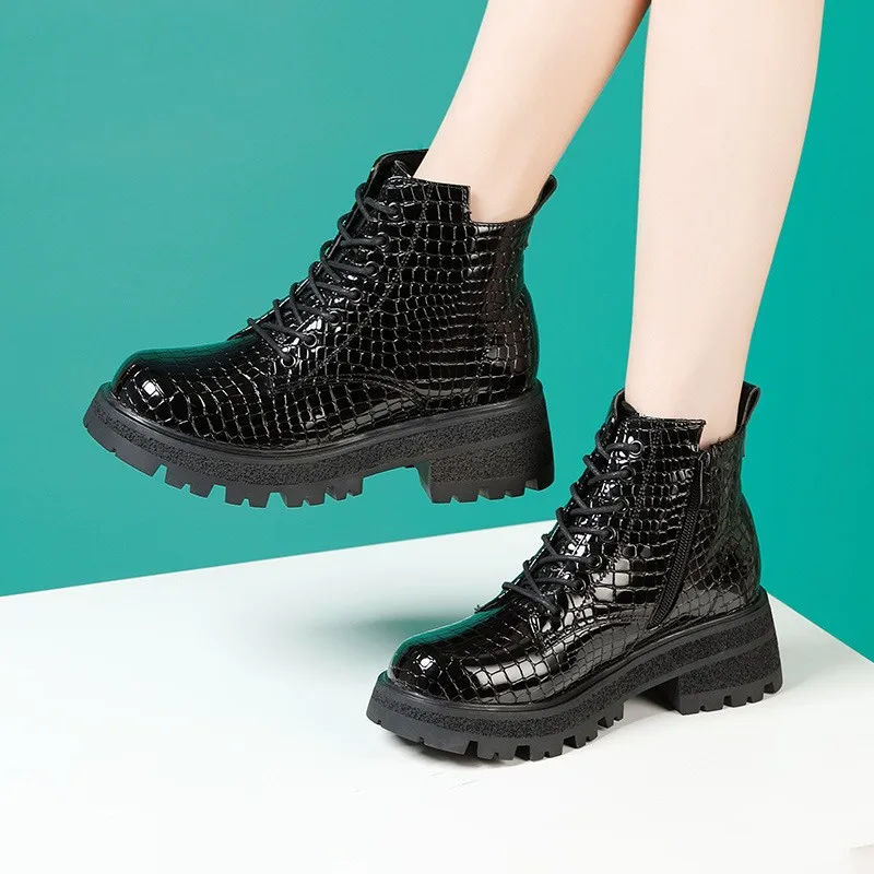 British Style Fall Winter Med Square Heels Short Ankle Boots Motorcycle 2023 Thick Bottom Platform Shoes with Fur Office Student
British Style Fall Winter Med Square Heels Short Ankle Boots Motorcycle 2023 Thick Bottom Platform Shoes with Fur Office Student