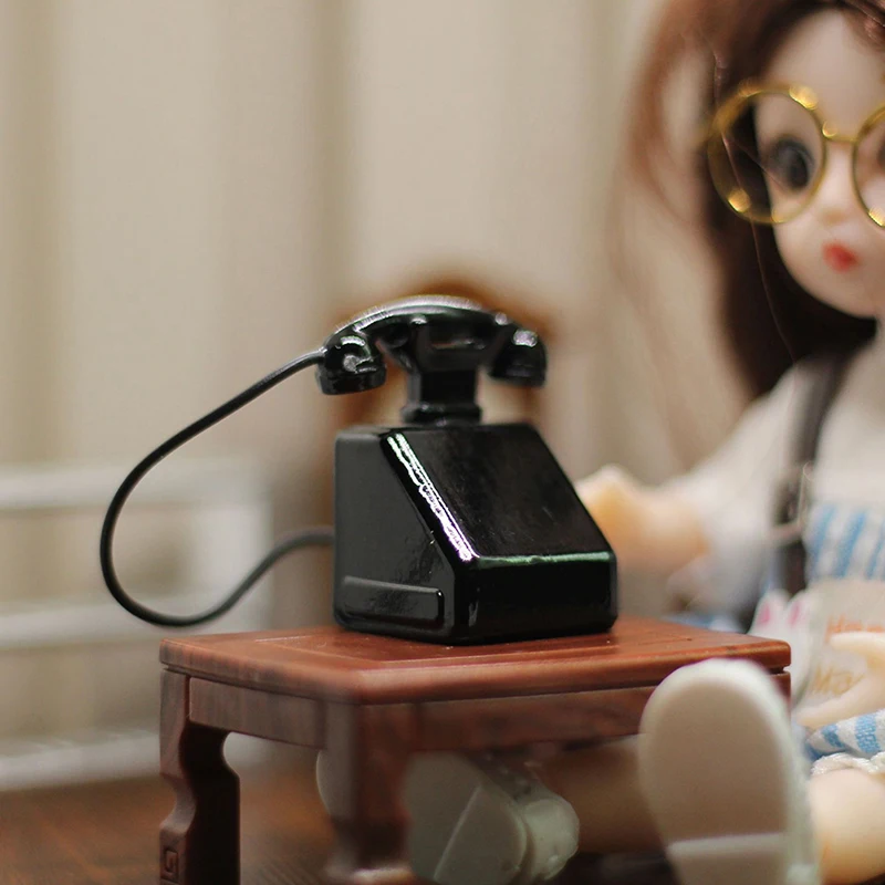 1Pc 1:12 Dollhouse Miniature Vintage Metal Phone Toy Retro Mini Telephone For Doll House Decoration Accessories Toy
1Pc 1:12 Dollhouse Miniature Vintage Metal Phone Toy Retro Mini Telephone For Doll House Decoration Accessories Toy