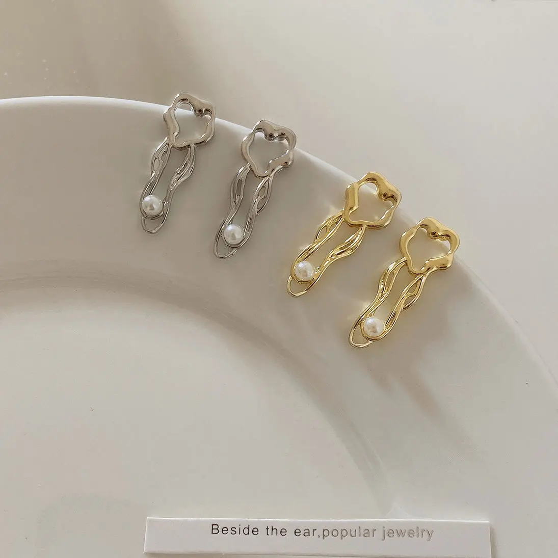 Aesthetic Geometric Imitation Pearl Stud Earrings For Women Silver Color Paper Cli Ear Studs Harajuku Earrings Jewelry Gift 2022
Aesthetic Geometric Imitation Pearl Stud Earrings For Women Silver Color Paper Cli Ear Studs Harajuku Earrings Jewelry Gift 2022