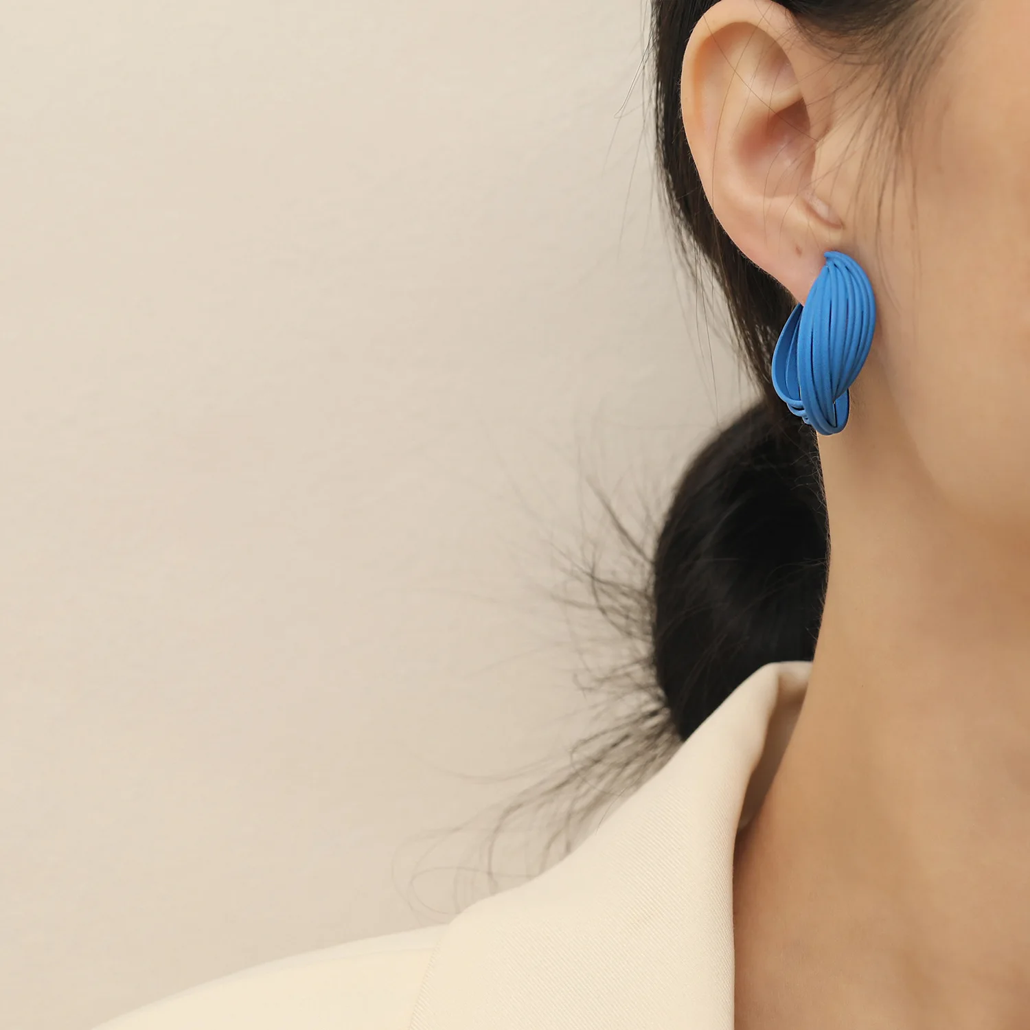 2021 new popular Klein Blue fashionable personality circle ear ring Korean versatile temperament ear ring female non ear hole
2021 new popular Klein Blue fashionable personality circle ear ring Korean versatile temperament ear ring female non ear hole