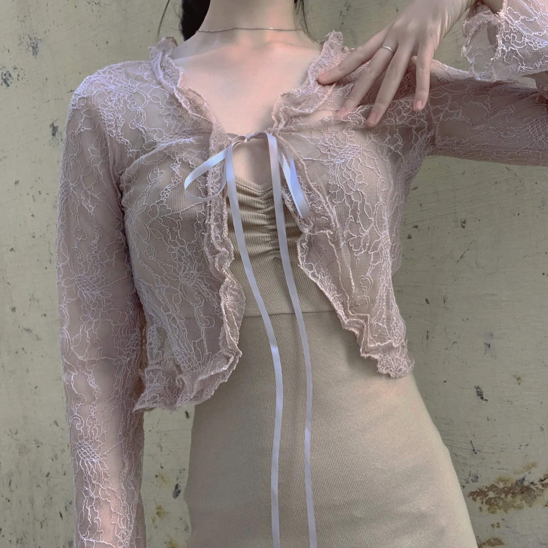 2021 New Spring and Autumn Fashion V-neck Sexy Lace Side Straps Slim Temperament Y2k Top Sunscreen Lace Shirt Cardigan T-shirt
2021 New Spring and Autumn Fashion V-neck Sexy Lace Side Straps Slim Temperament Y2k Top Sunscreen Lace Shirt Cardigan T-shirt