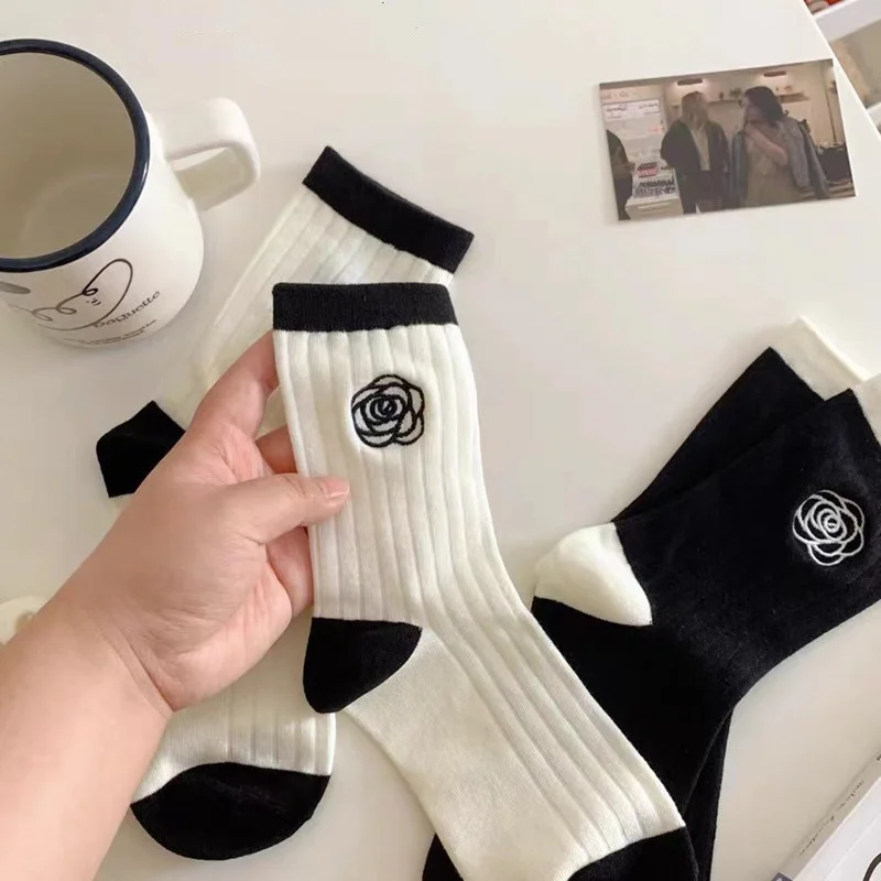 black socks Japanese embroidery sweet INS comfortable camellia and rose white vertical strip pure cotton tube socks
black socks Japanese embroidery sweet INS comfortable camellia and rose white vertical strip pure cotton tube socks