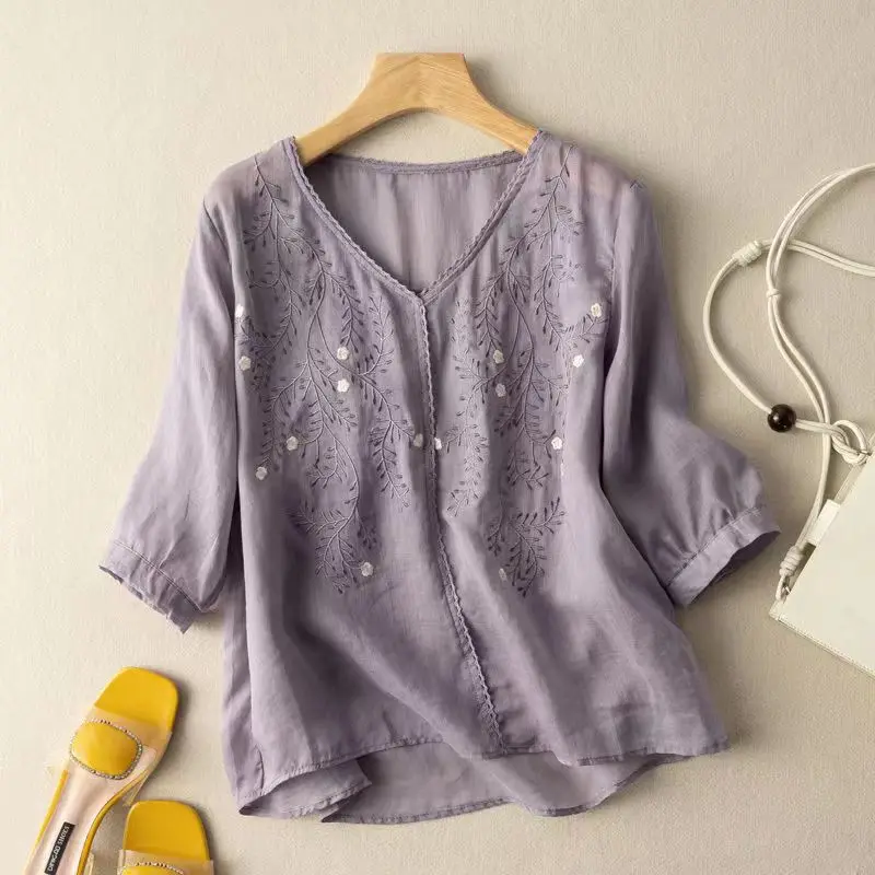 High Quality New Summer Arts Style Women Short Sleeve Loose V-neck T-shirt Vintage Embroidery Cotton Linen Tee Shirt Femme Tops 
High Quality New Summer Arts Style Women Short Sleeve Loose V-neck T-shirt Vintage Embroidery Cotton Linen Tee Shirt Femme Tops
