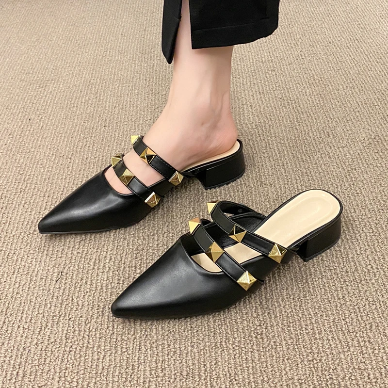 Women Rivet Slippers 2022 New Designer Pointed Toe Chunky Heels Black Mules Platform Sandals Shoes Size 35-42 Chaussure Femme
Women Rivet Slippers 2022 New Designer Pointed Toe Chunky Heels Black Mules Platform Sandals Shoes Size 35-42 Chaussure Femme