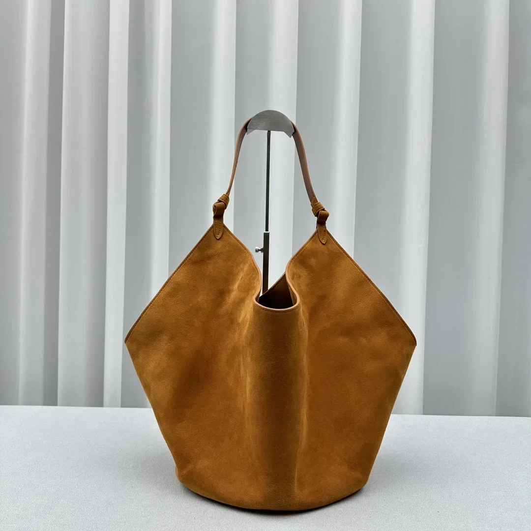 K haite Lotus Tote In Suede High-capacity Calf Skin Handbagsn 2024 New Luxury Design Women's Bags
K haite Lotus Tote In Suede High-capacity Calf Skin Handbagsn 2024 New Luxury Design Women's Bags