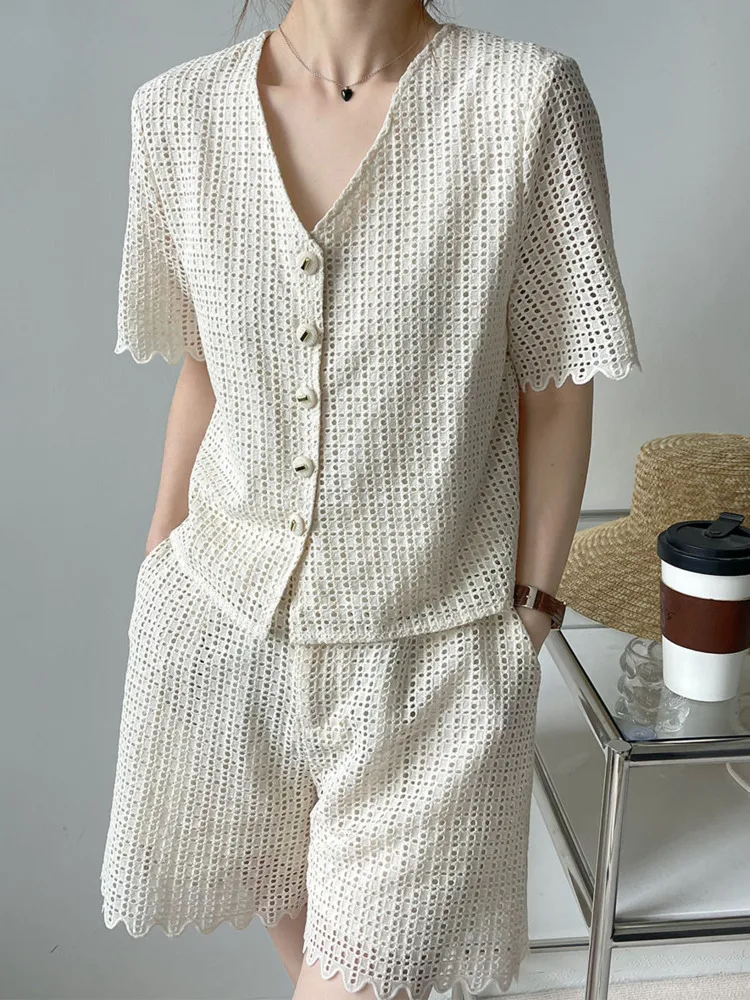 French Vintage Women 2 Piece Sets Summer 2022 New Hollow Out Lace V-neck Single Breasted Tops+Shorts Suit Fashion Elegant Female
French Vintage Women 2 Piece Sets Summer 2022 New Hollow Out Lace V-neck Single Breasted Tops+Shorts Suit Fashion Elegant Female