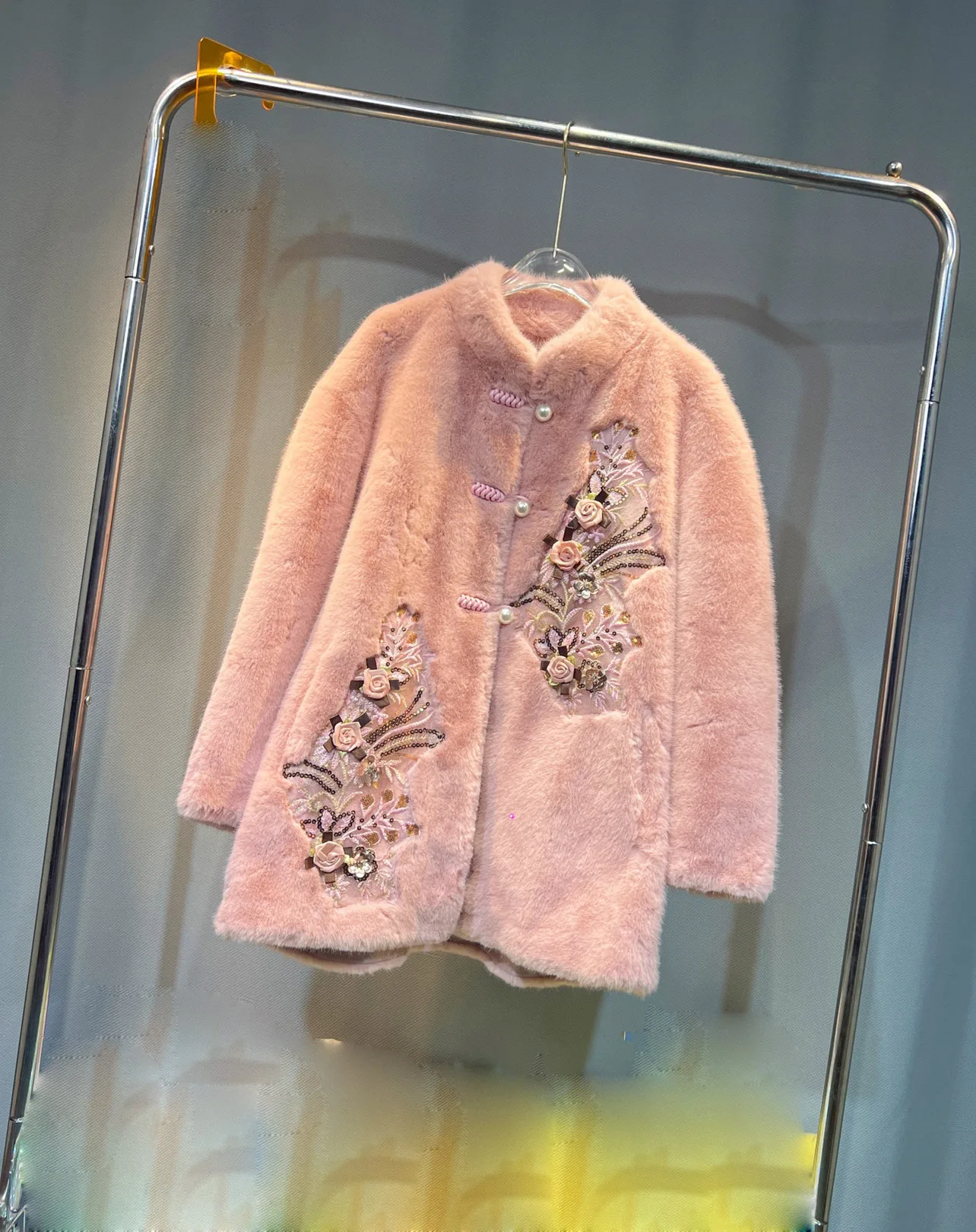 Женская одежда 2023, стильное дизайнерское пальто из искусственного меха с вышивкой и бисером, новинка зимы 1027
Женская одежда 2023, стильное дизайнерское пальто из искусственного меха с вышивкой и бисером, новинка зимы 1027