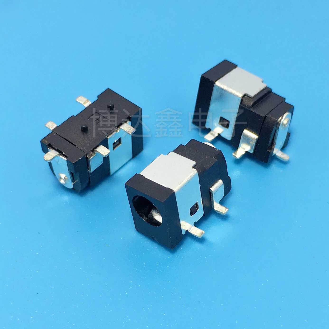 100 шт./лот источник питания постоянного тока 4-контактный разъем питания DC002F игла
100 шт./лот источник питания постоянного тока 4-контактный разъем питания DC002F игла