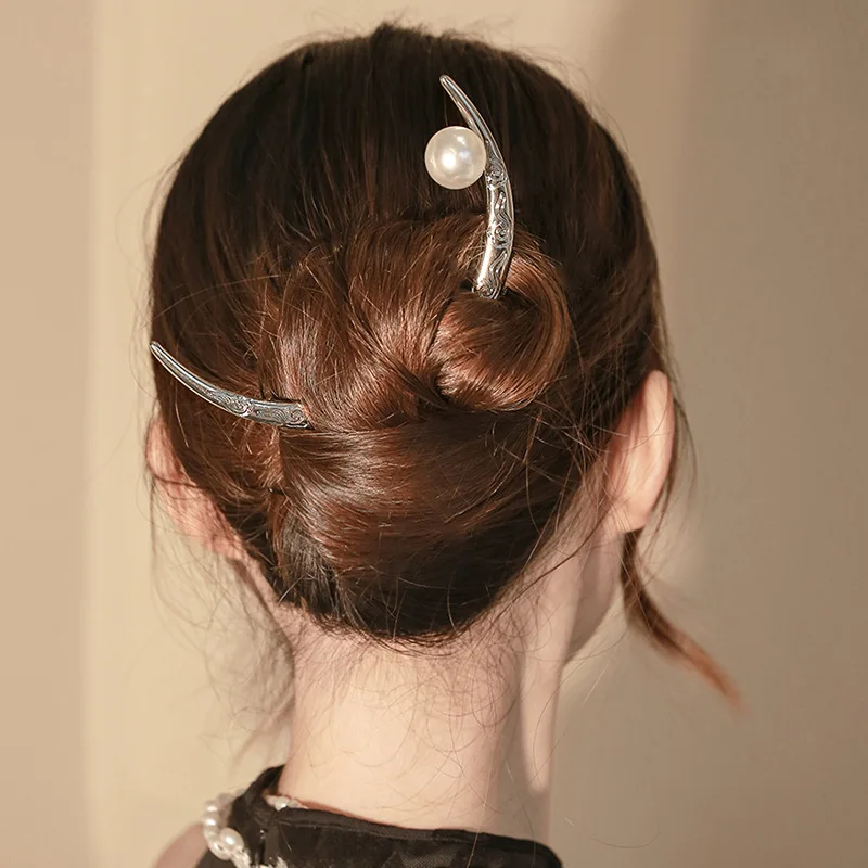 First quarter moon hairpin white moonlight half moon pull hairpin female new fashion temperament goddess coiled-up headdress
First quarter moon hairpin white moonlight half moon pull hairpin female new fashion temperament goddess coiled-up headdress