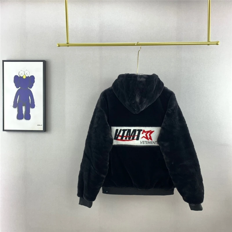 Lamb Fleece VETEMENTS Hooded Jacket Men Women High Quality Heavy Fabric Fashion Warm Simple Comfort Jacket
Lamb Fleece VETEMENTS Hooded Jacket Men Women High Quality Heavy Fabric Fashion Warm Simple Comfort Jacket