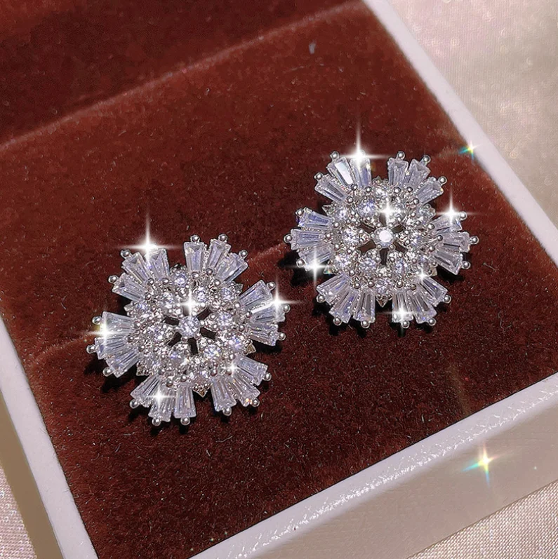 ANGLANG Luxury Snowflake Stud Earrings Full AAA Cubic Zircon Bling Bling Women Ear Accessories Christmas Gift New Trendy Jewelry
ANGLANG Luxury Snowflake Stud Earrings Full AAA Cubic Zircon Bling Bling Women Ear Accessories Christmas Gift New Trendy Jewelry