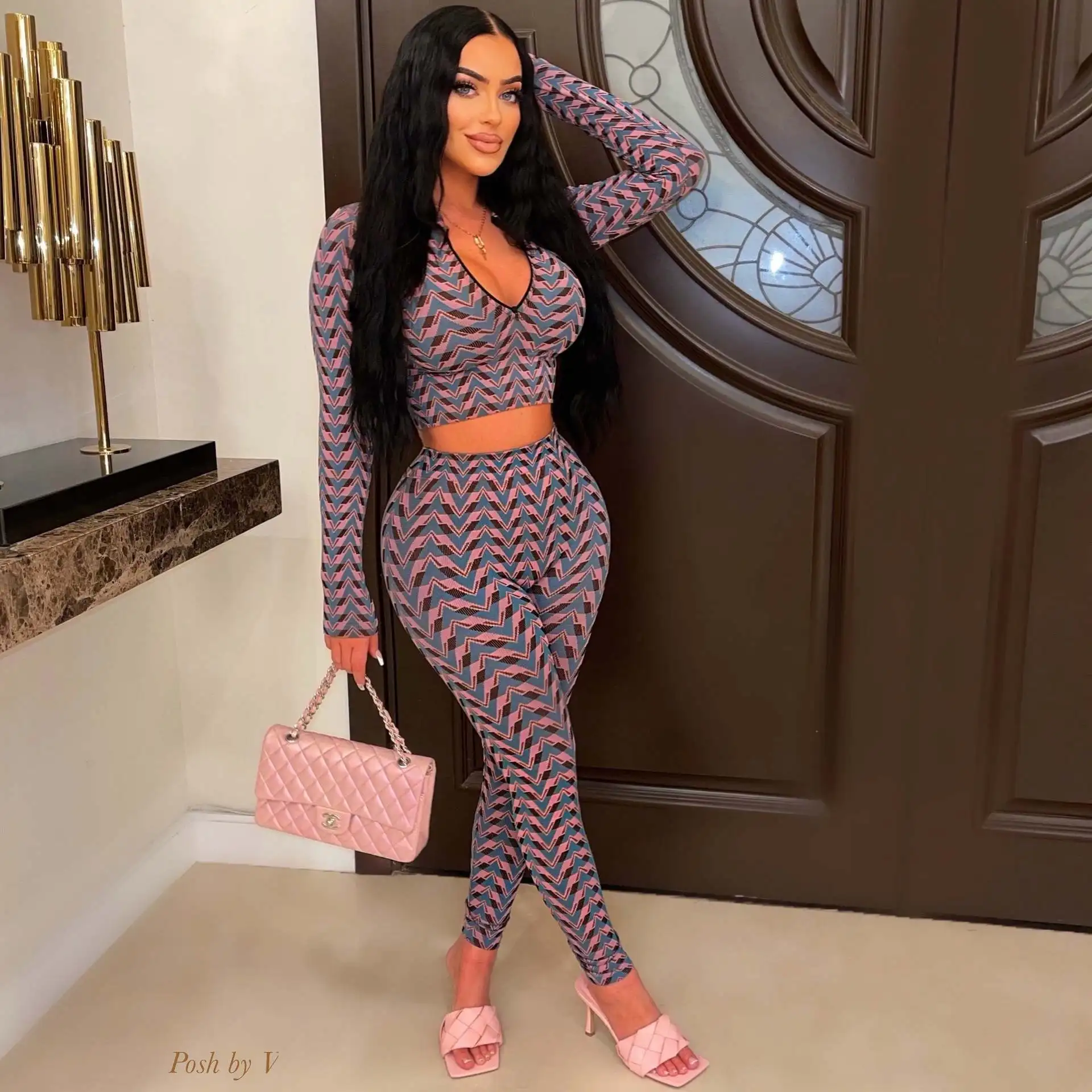 Костюм спортивный женский демисезонный из двух предметов, приталенный Топ с длинным рукавом и штаны с завышенной талией 
Костюм спортивный женский демисезонный из двух предметов, приталенный Топ с длинным рукавом и штаны с завышенной талией