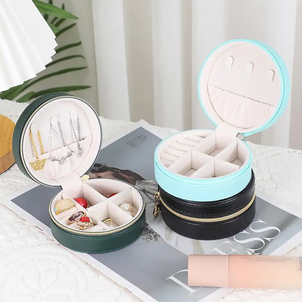 Контейнер для хранения украшений, из искусственной кожи, портативный, Круглый, для хранения украшений, серёжек, кольца 
Контейнер для хранения украшений, из искусственной кожи, портативный, Круглый, для хранения украшений, серёжек, кольца