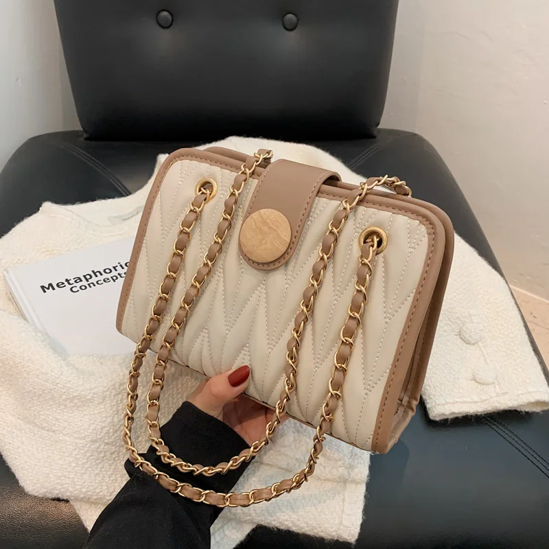 Black Pu Metal Chain 2022 New Trend Luxury Fashion Design High Quality Leisure Shoulder Messenger Daily Office Ladies Exquisite
Black Pu Metal Chain 2022 New Trend Luxury Fashion Design High Quality Leisure Shoulder Messenger Daily Office Ladies Exquisite