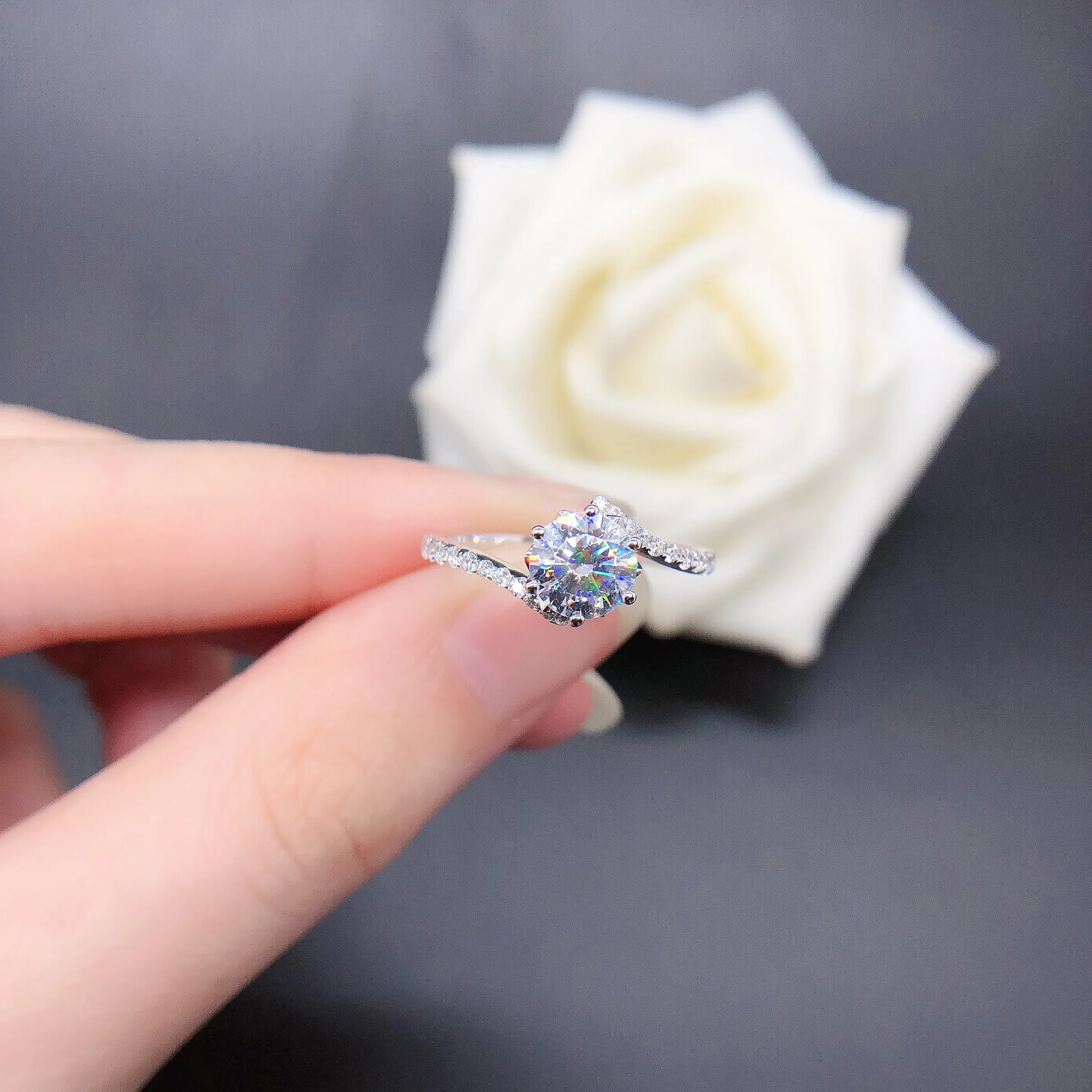 AU750 18K White Gold Luxury 1Ct 6.5mm D VVS1 Moissanite Ring for Women Engagement Ring Royal Designer Customized 167
AU750 18K White Gold Luxury 1Ct 6.5mm D VVS1 Moissanite Ring for Women Engagement Ring Royal Designer Customized 167