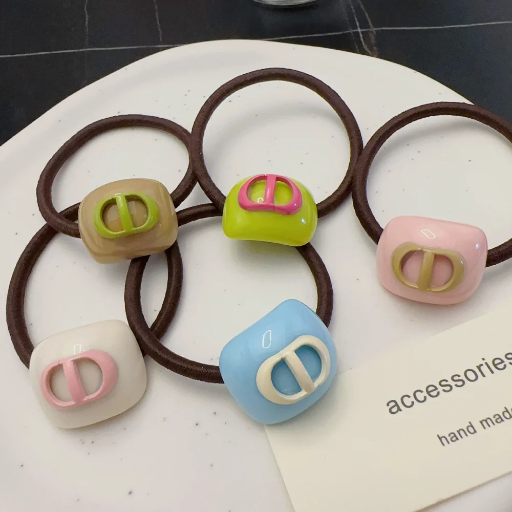 Весенне-летняя новая Корейская версия кожаная лента с буквенным принтом красочная милая резинка для волос с шариковой головкой для конского хвоста эластичная резинка для волос
Весенне-летняя новая Корейская версия кожаная лента с буквенным принтом красочная милая резинка для волос с шариковой головкой для конского хвоста эластичная резинка для волос