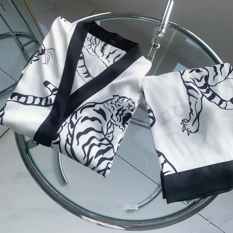 2023 Female White Tiger Printed Satin Pajamas Set V Neck Long Sleeve Loungewear Sleepwear for Women 2 Pieces Long Sleeve Pyjama
2023 Female White Tiger Printed Satin Pajamas Set V Neck Long Sleeve Loungewear Sleepwear for Women 2 Pieces Long Sleeve Pyjama