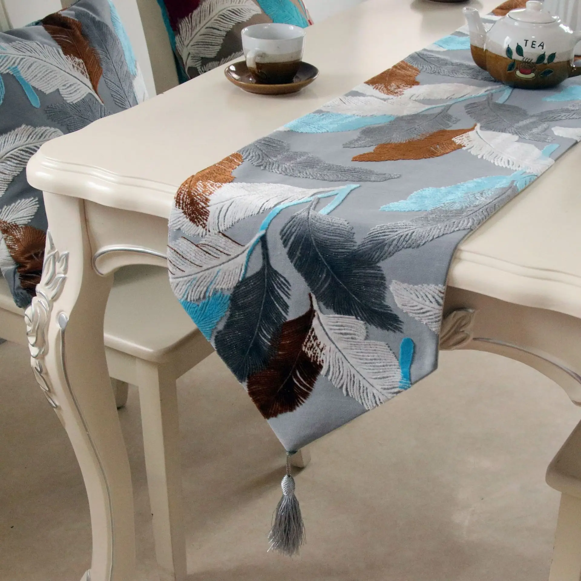 Modern and simple cut velvet tropical rainforest leaf plant home coffee table dining table runner decoration
Modern and simple cut velvet tropical rainforest leaf plant home coffee table dining table runner decoration