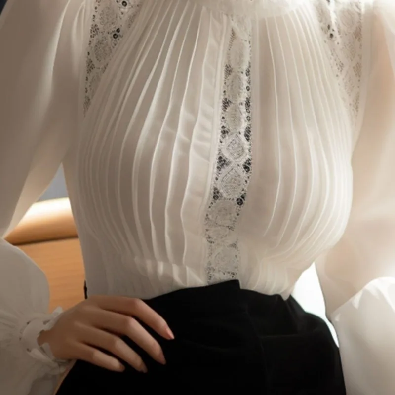 Женская блузка с высоким воротником