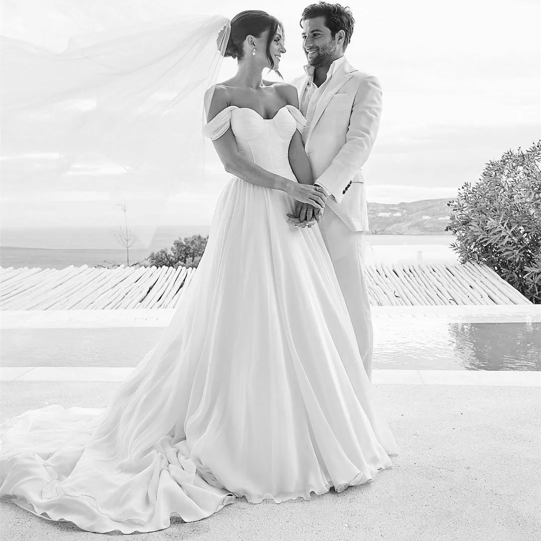 Classic Long Ivory Tulle Wedding Dresses فساتين السهرة A-Line Off Shoulder Corset Back Bridal Gowns for Women
Classic Long Ivory Tulle Wedding Dresses فساتين السهرة A-Line Off Shoulder Corset Back Bridal Gowns for Women