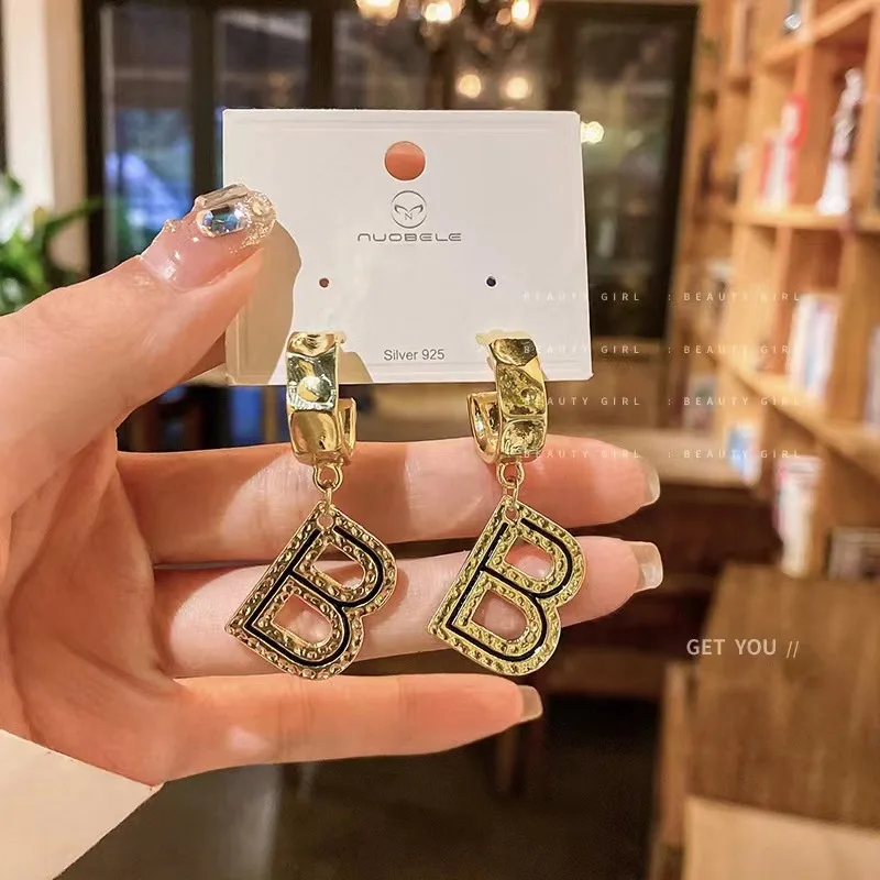 Online Red Silver Needle English Letter B Earrings Korean Version Dongdaemun Retro Versatile Design Sense Personalized
Online Red Silver Needle English Letter B Earrings Korean Version Dongdaemun Retro Versatile Design Sense Personalized